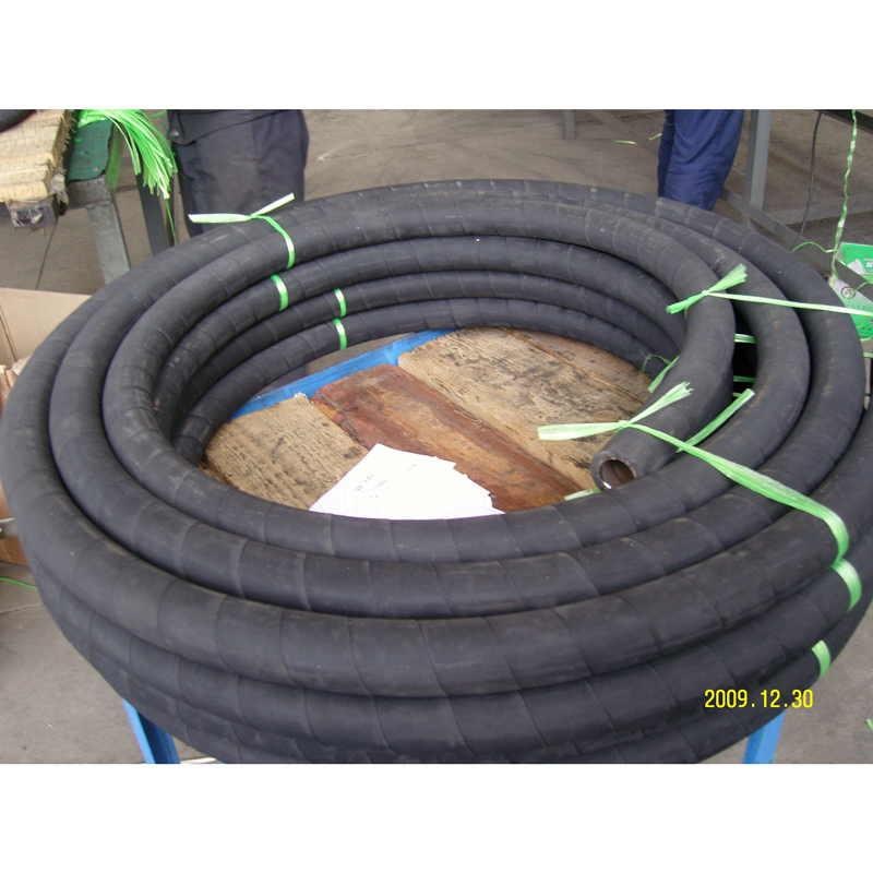 Черный резиновый шланг