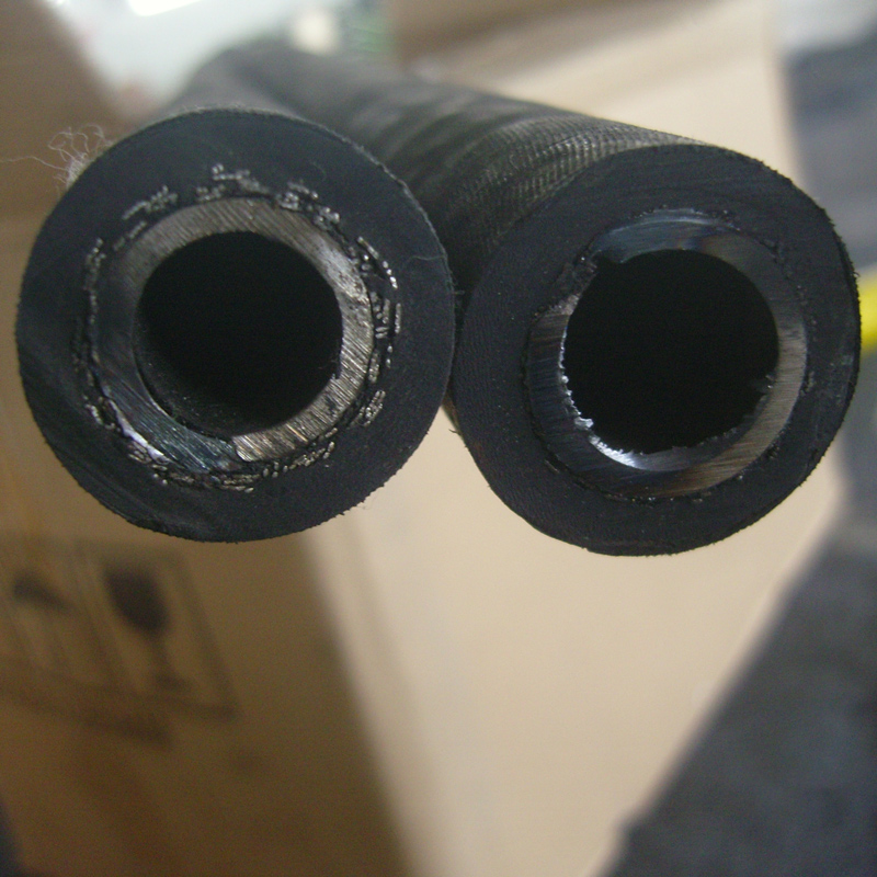 Черный резиновый шланг